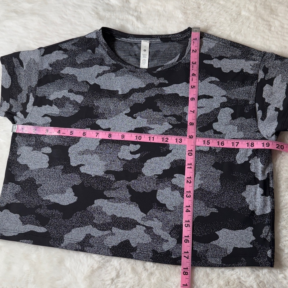Lululemon Cates Tee‎ Shirt Top Women 4 Black Gray Camo Stretch Sporty Gorpcore - Picture 7 of 14